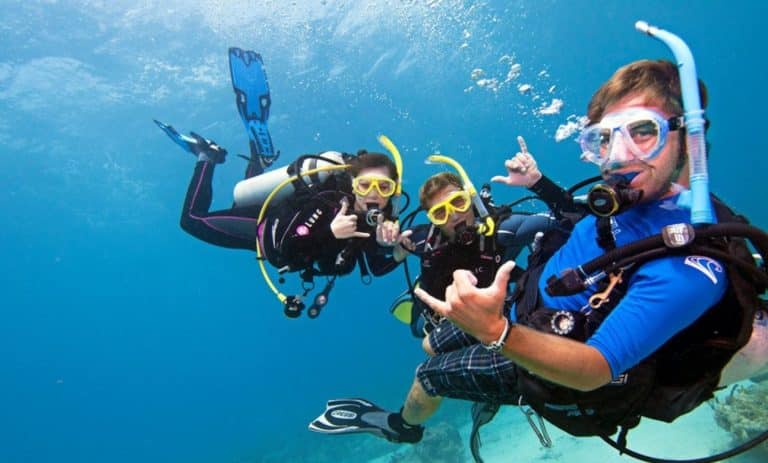 Read more about the article Bautismo de buceo vs. curso de buceo: diferencias reales y qué elegir si es tu primera vez