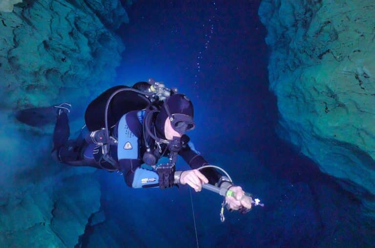 Lee más sobre el artículo Espeleobuceo, todo sobre la exploración de las cuevas subacuáticas